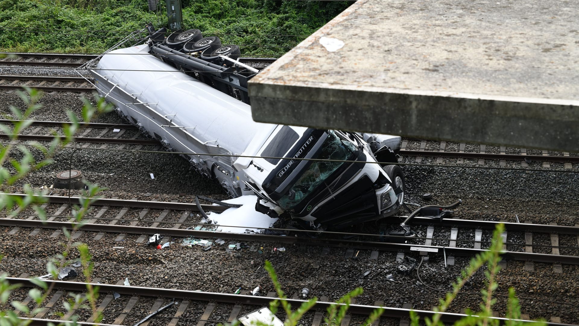 Der Lkw fiel von einer Brücke auf die Gleise.