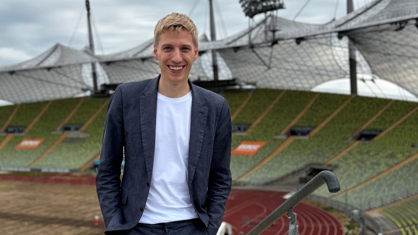 Der Zweite Bürgermeister Dominik Krause vor dem Olympiastadion: Hier fanden 1972 die Olympischen Spiele statt, für die sich auch der Münchner ausspricht.