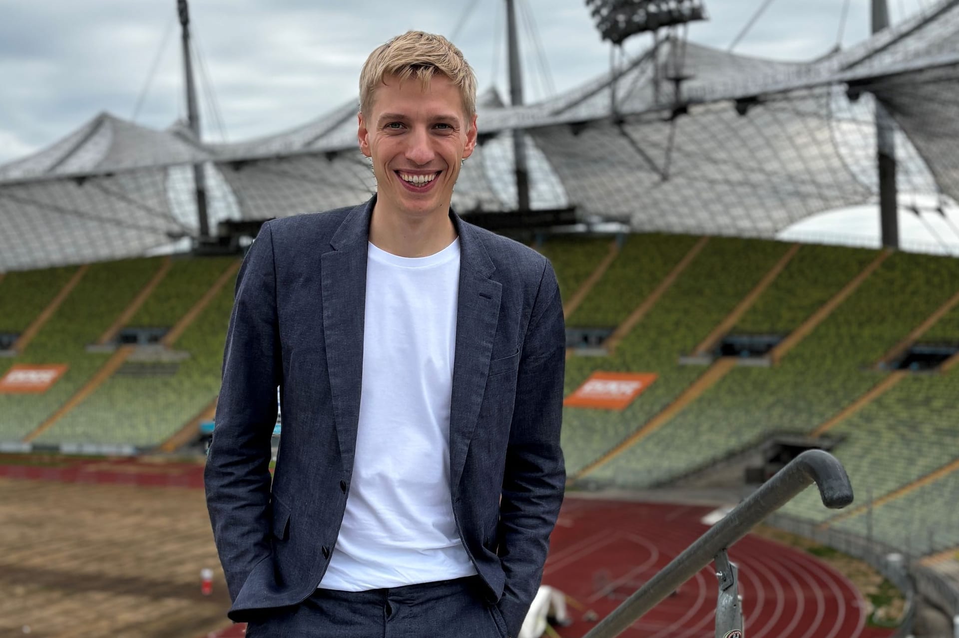 Der Zweite Bürgermeister Dominik Krause vor dem Olympiastadion: Hier fanden 1972 die Olympischen Spiele statt, für die sich auch der Münchner ausspricht.