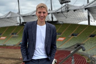 Der Zweite Bürgermeister Dominik Krause vor dem Olympiastadion: Hier fanden 1972 die Olympischen Spiele statt, für die sich auch der Münchner ausspricht.