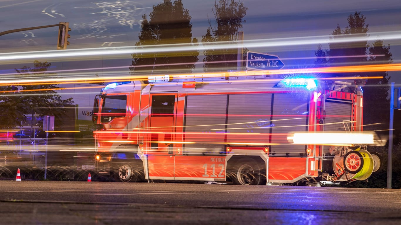 Berliner Feuerwehr im Einsatz (Symbolfoto): In Friedrichsfelde konnten die Helfer das Leben einer Person nicht retten.