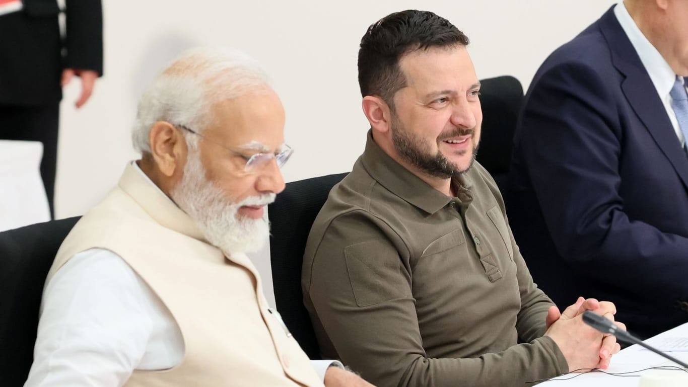 Narendra Modi (l.), Premierminister von Indien und der ukrainische Präsident Wolodymyr Selenskyj (r.) beim G7-Gipfel in Japan im Mai 2023: Erst Moskau, dann Kiew.