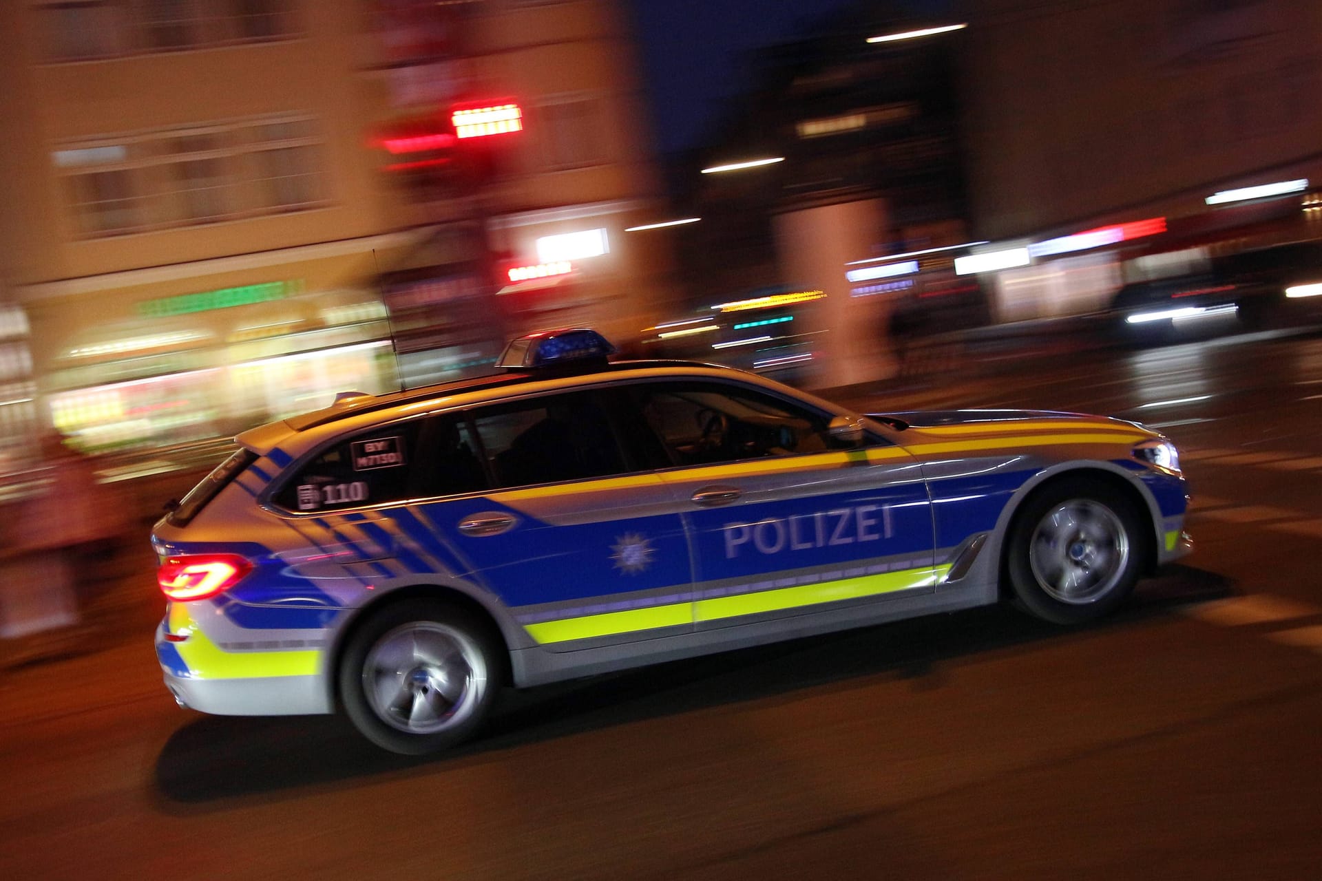 Ein Polizeiauto fährt bei Nacht durch München (Archivbild): Der Mann wird nun einem Ermittlungsrichter vorgeführt.