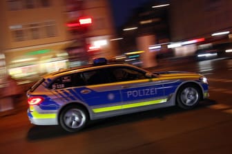 Ein Polizeiauto fährt bei Nacht durch München (Archivbild): Der Mann wird nun einem Ermittlungsrichter vorgeführt.