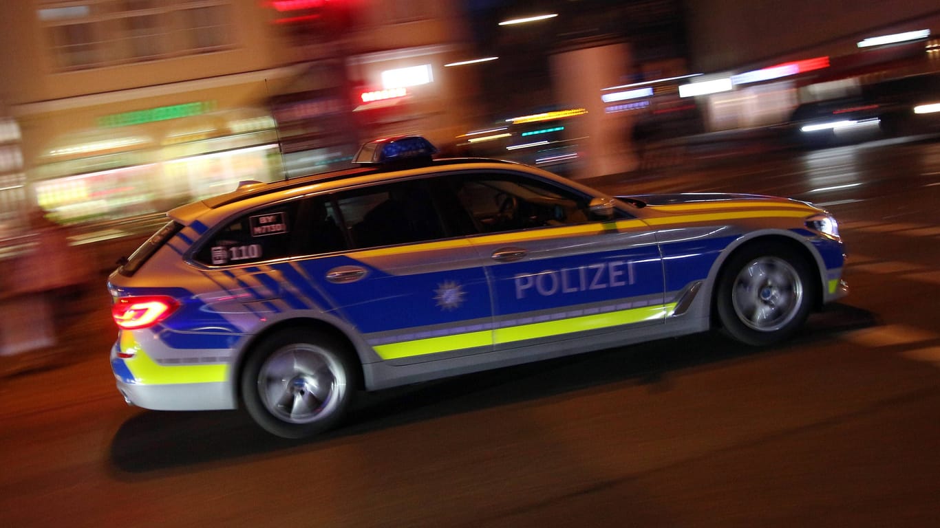 Ein Polizeiauto fährt bei Nacht durch München (Archivbild): Der Mann wird nun einem Ermittlungsrichter vorgeführt.