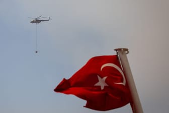 Waldbrand bei Izmir in der Türkei: Insgesamt sind 15 Löschhubschrauber im Einsatz.