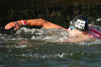 Oliver Klemet gewinnt beim 10-Kilometer-Schwimmen die Silbermedaille.