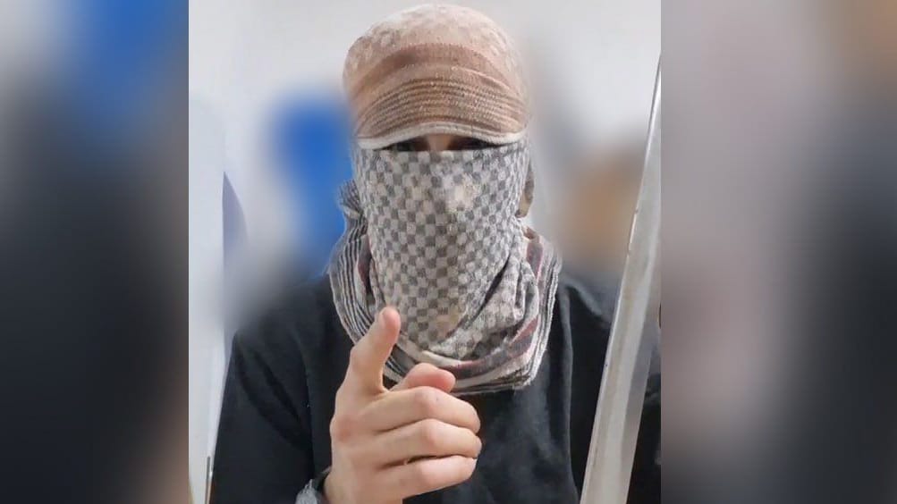 Die Nachrichtenagentur der Terrormiliz IS hat ein Foto geteilt, das den mutmaßlichen Täter von Solingen zeigen soll.