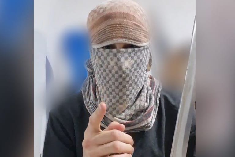 Die Nachrichtenagentur der Terrormiliz IS hat ein Foto geteilt, das den mutmaßlichen Täter von Solingen zeigen soll.