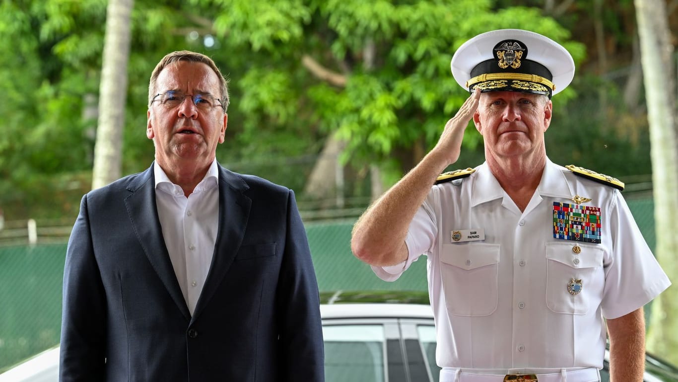 Verteidigungsminister Pistorius beim einem Besuch in Pearl Harbor mit dem Kommandeur des US-Indopazifik-Kommandos Samuel Paparo.