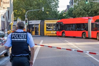 Linienbus kollidiert mit Straßenbahn