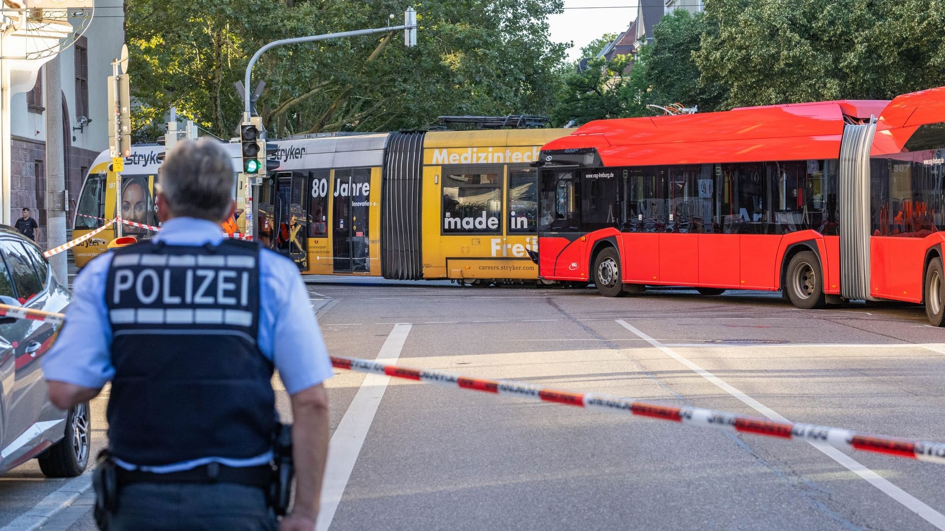 Linienbus kollidiert mit Straßenbahn