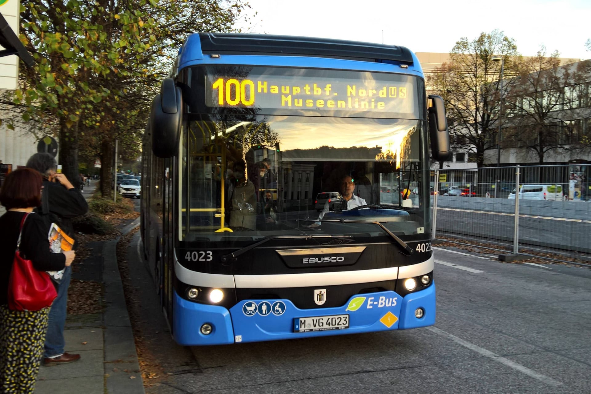 Ein elektrisch betriebener Bus in München (Archivbild): Langfristig sollen alle Linien auf alternative Antriebe umgestellt werden.