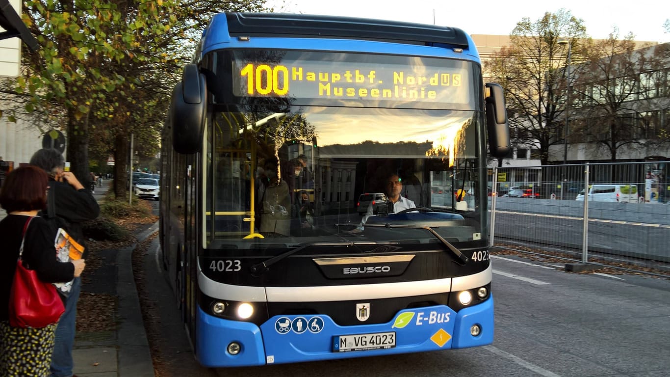 Ein elektrisch betriebener Bus in München (Archivbild): Langfristig sollen alle Linien auf alternative Antriebe umgestellt werden.