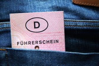 Ein alter Führerschein in einer Hosentasche: Eine Frau wollte die Fälschung eines griechischen Führerscheins nach Deutschland mitbringen.