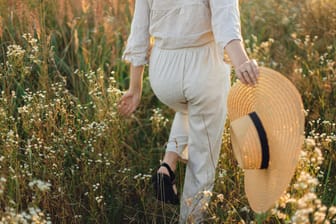 Luftig: Lange Kleidung aus Leinen ist im Sommer ideal.