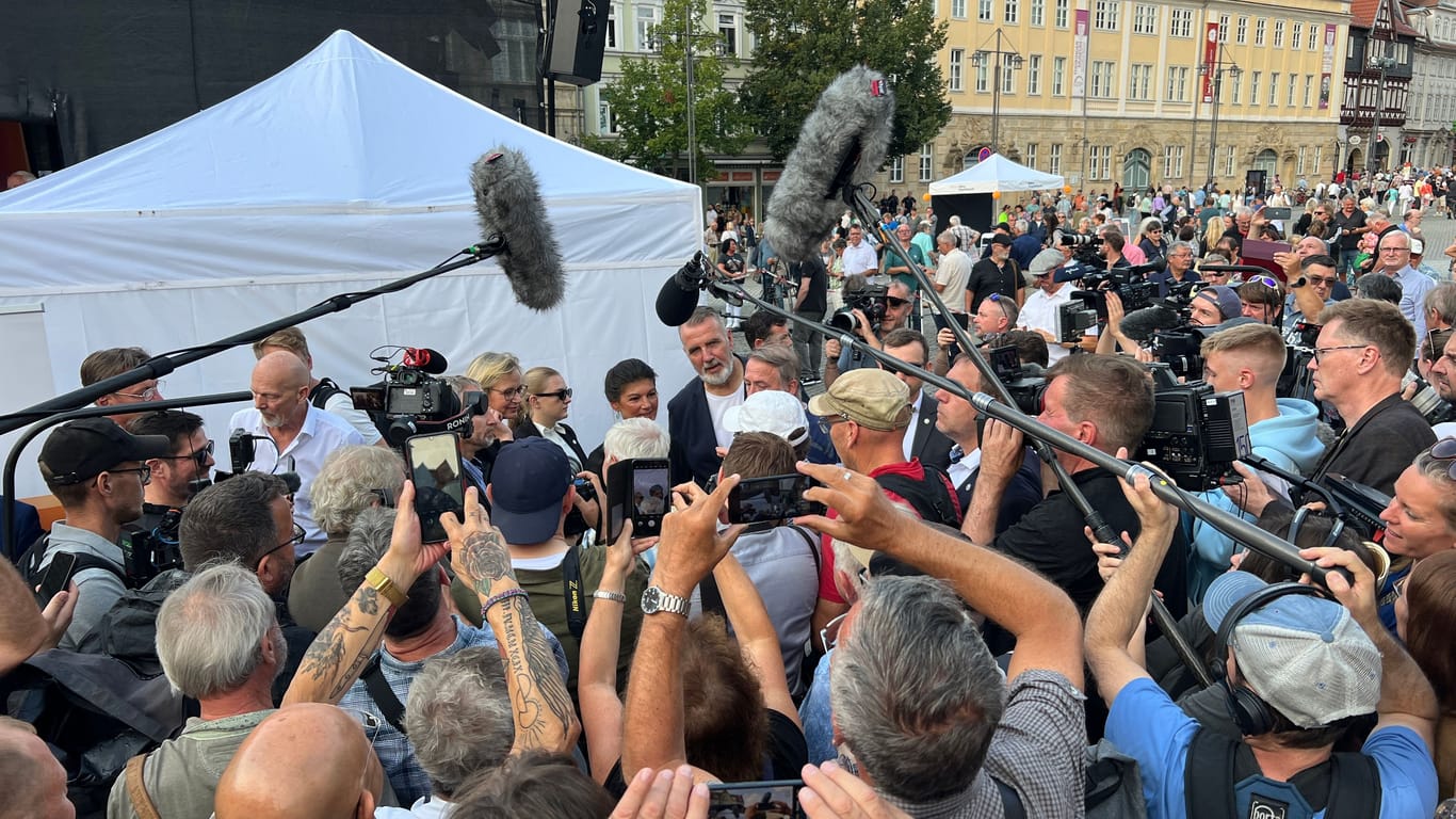 Journalisten und Besucher umringen Sahra Wagenknecht