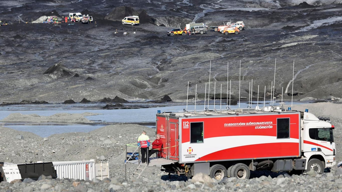 Einsatz am Gletscher: Rettungsteams suchen nach dem teilweisen Einsturz der Eishöhle nach Vermissten, die es gar nicht gab.