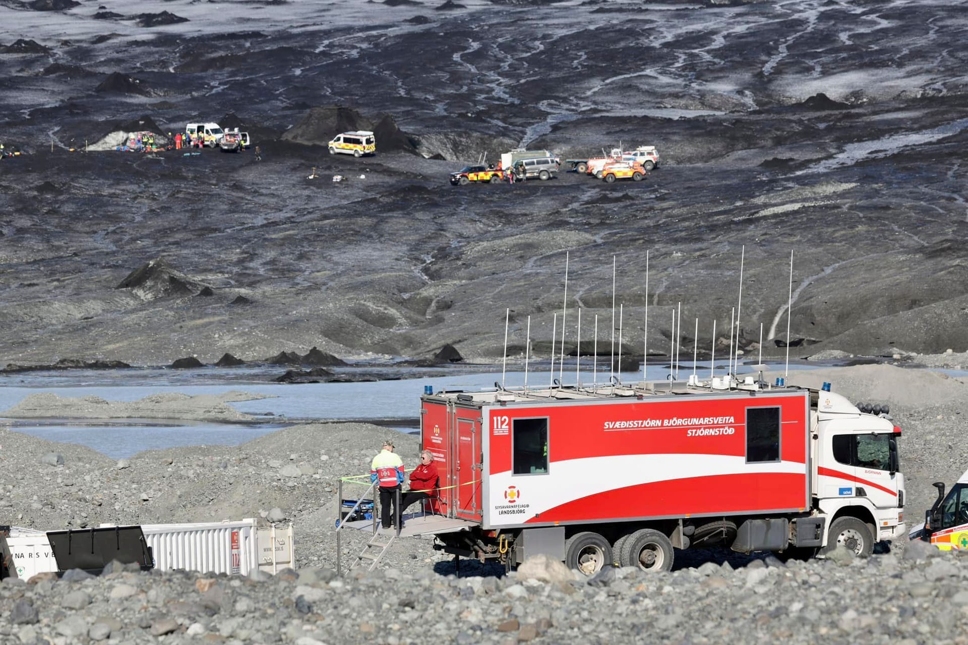 Einsatz am Gletscher: Rettungsteams suchen nach dem teilweisen Einsturz der Eishöhle nach Vermissten, die es gar nicht gab.