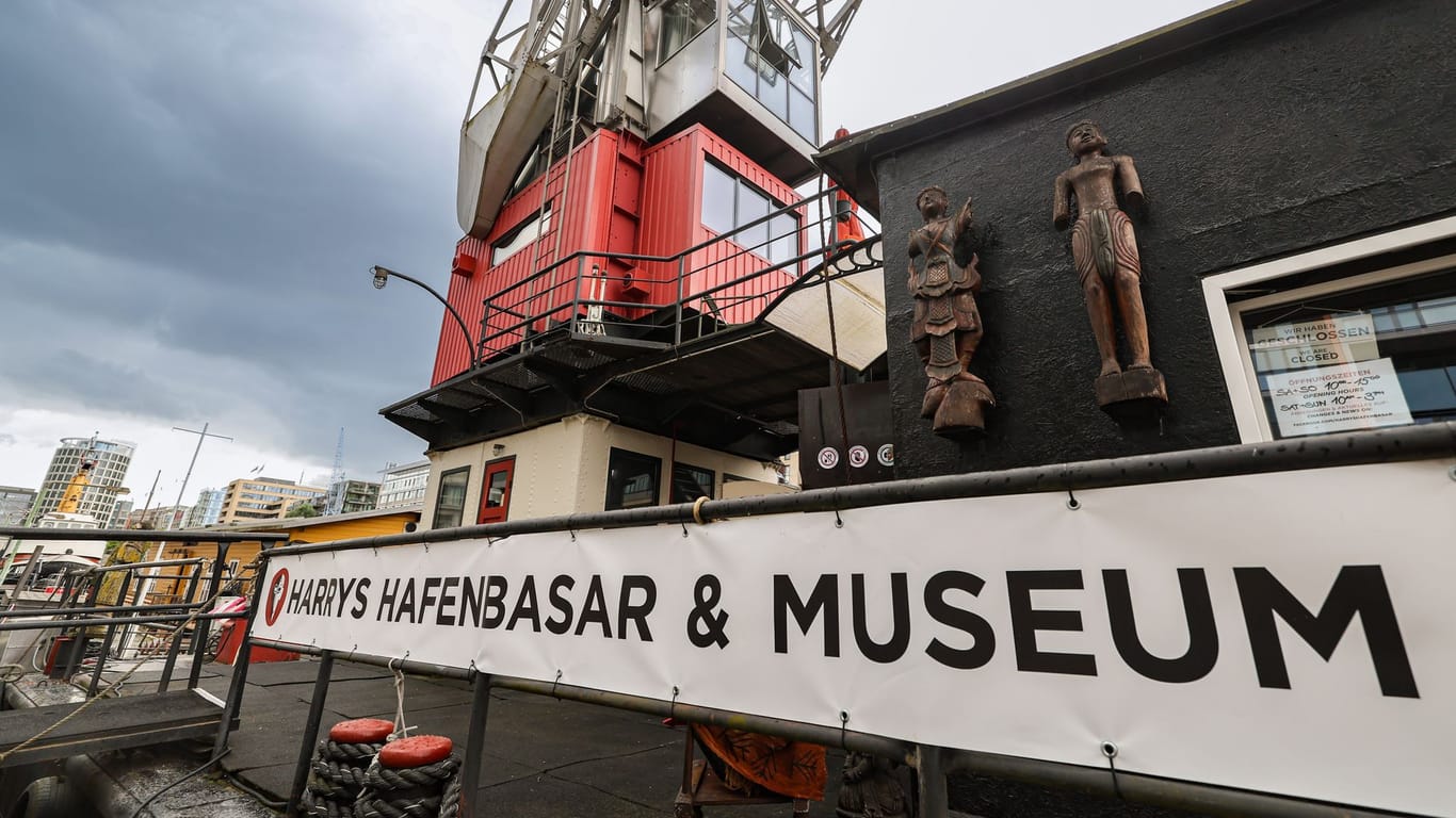 Ein historischer Schwimmkran im Sandtorhafen in Hamburg beherbergt "Harrys Hafenbasar": Hier sind exotische Exponate aus aller Welt zu sehen.