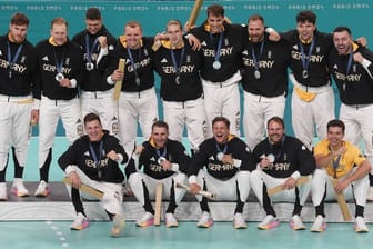 Die mit Silber prämierten Handballer: Rückraumspieler Renārs Uščins (rechts) leistete sich einen Mini-Fauxpas.