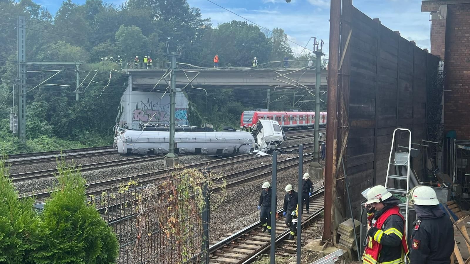 Der Unfallort. Die Feuerwehr Kerpen ist aktuell noch im Einsatz.