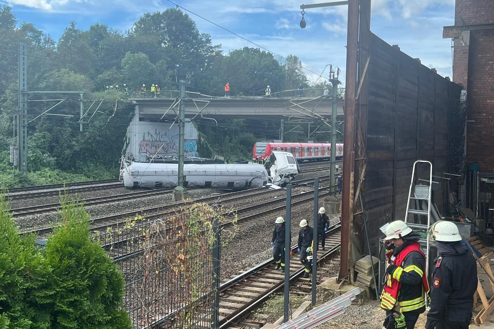 Der Unfallort. Die Feuerwehr Kerpen ist aktuell noch im Einsatz.