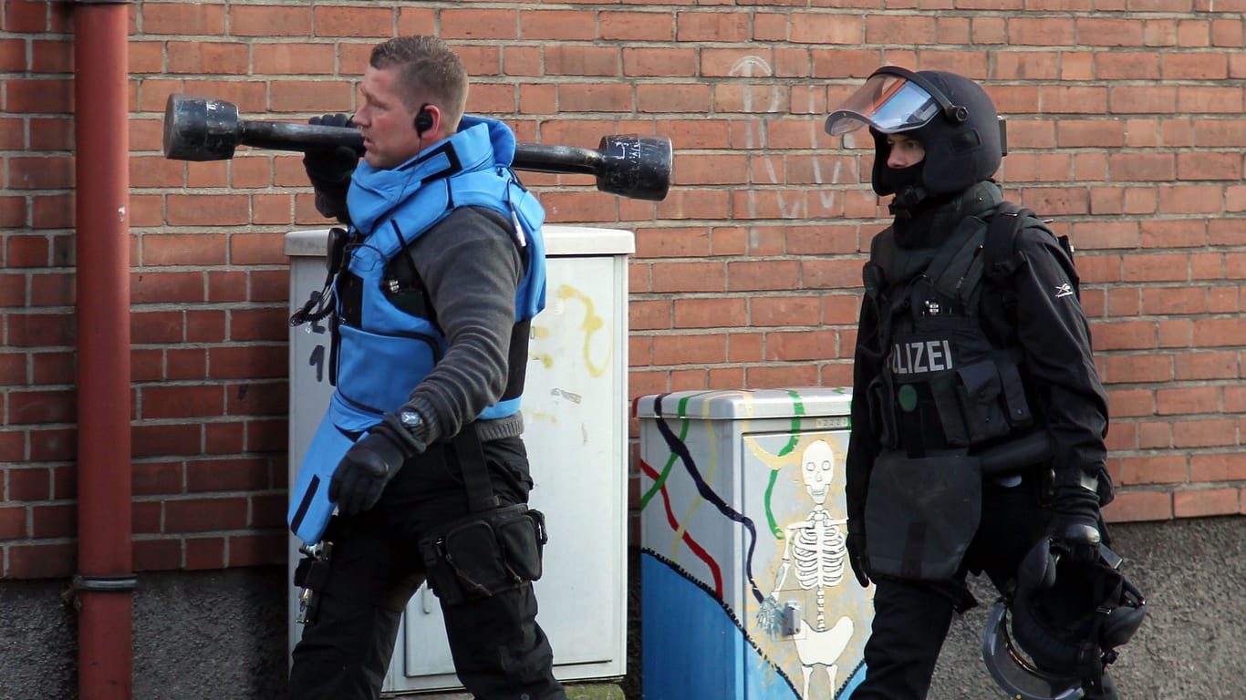 SEK-Beamte mit Ramme (Symbolfoto): Am Montag standen schwer bewaffnete Polizisten plötzlich in der Wohnung eines Berliner Clan-Angehörigen.