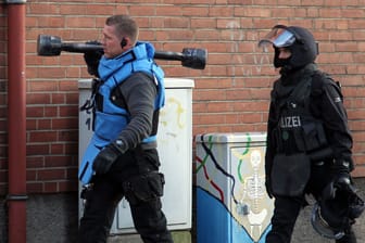 SEK-Beamte mit Ramme (Symbolfoto): Am Montag standen schwer bewaffnete Polizisten plötzlich in der Wohnung eines Berliner Clan-Angehörigen.