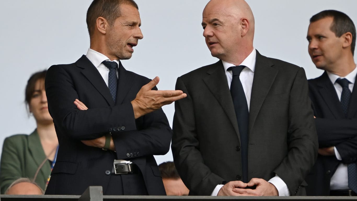 Aleksander Ceferin (l.) und Gianni Infantino