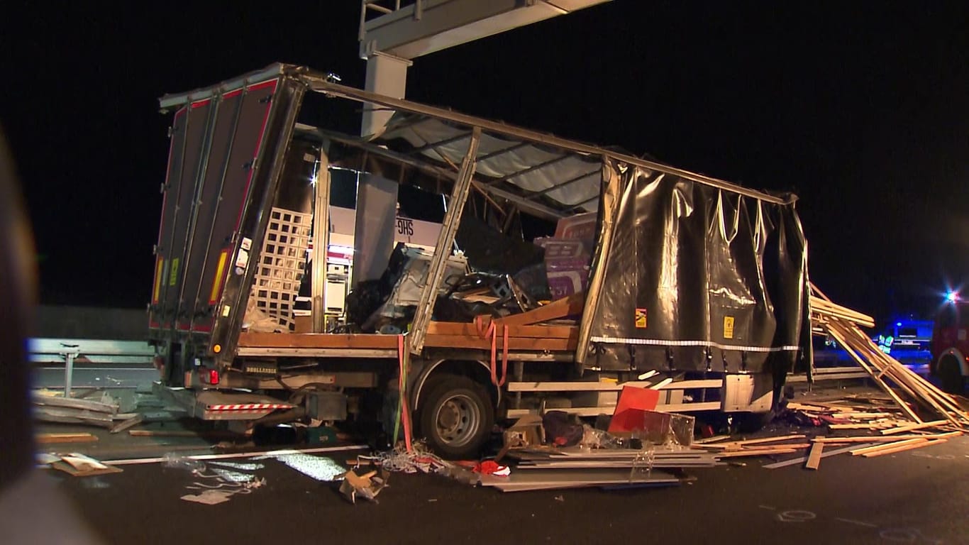 Die Unfallstelle: Die Trümmer verteilten sich auf beiden Fahrtrichtungen der A2.