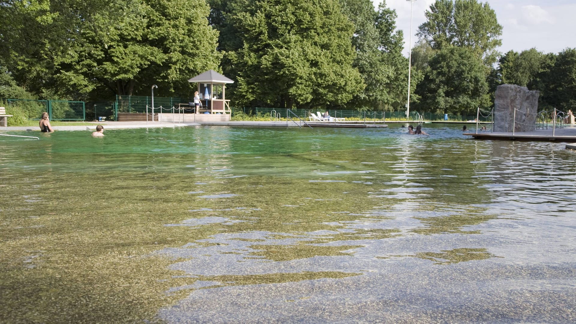 Das Hainhölzer Bad ist ein Naturbad. Die Wasseraufbereitung erfolgt hier auf natürliche Weise – ohne den Einsatz von Chlor. Das Hainhölzer Bad ist ein Naturbad. Die Wasseraufbereitung erfolgt hier auf natürliche Weise – ohne den Einsatz von Chlor.