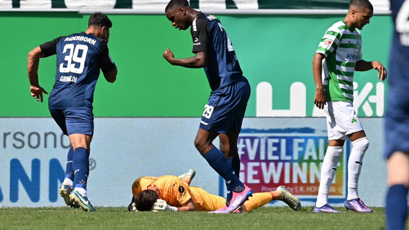 Noll liegt nach dem 1:1 frustriert am Boden, Grimaldi (l.) jubelt.