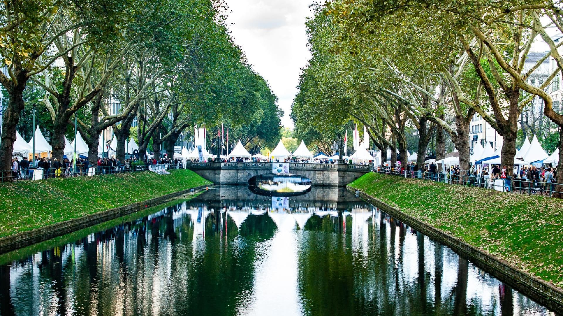 An beiden Seiten der Königsallee und auf den Brücken wird das Festival am Wochenende stattfinden.