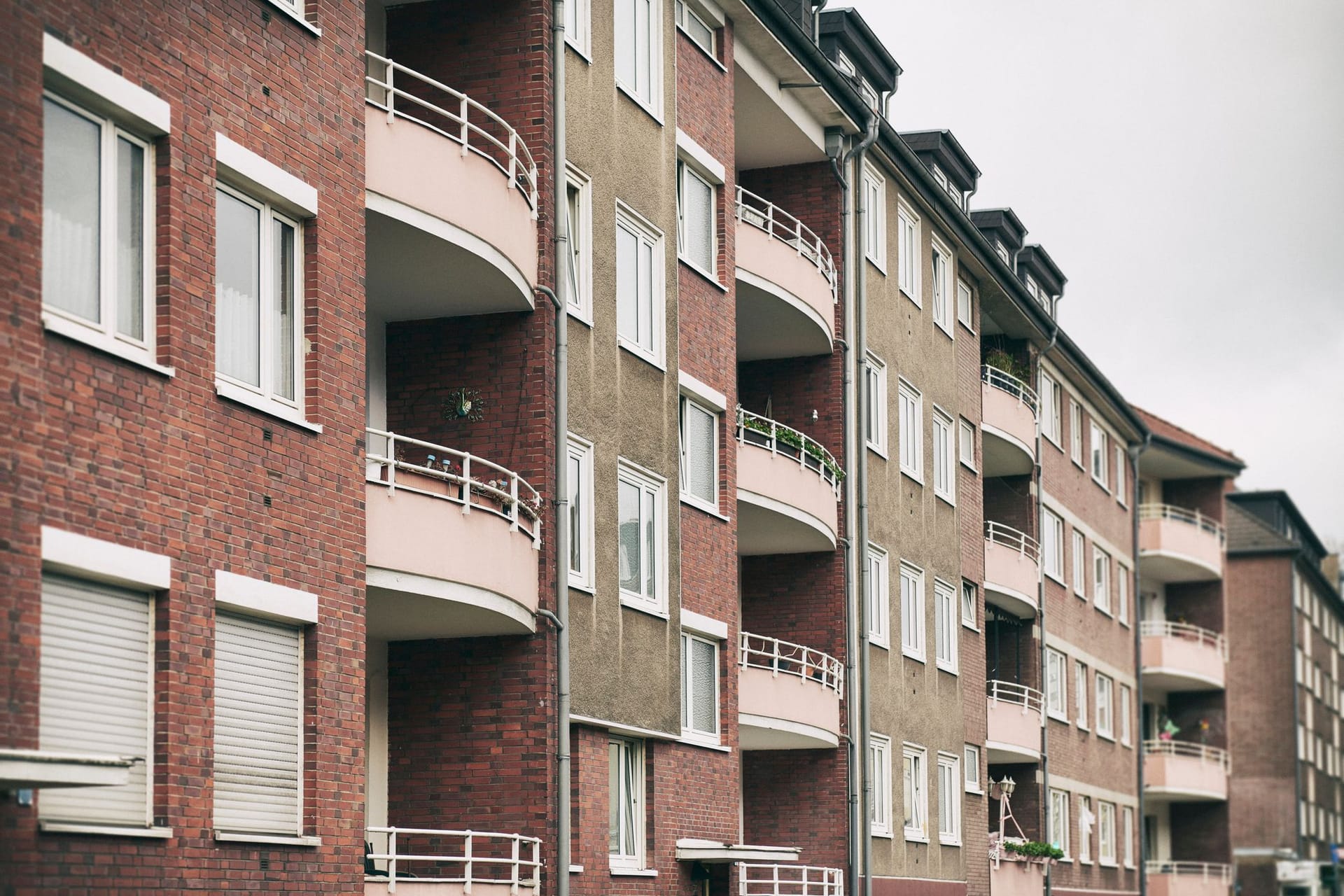 Typische unsanierte 60er-Jahre Häuser in Deutschland