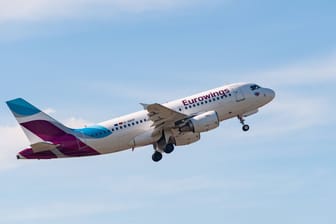 Eine Maschine von Eurowings (Archivbild): Erneut konnte ein Flieger nicht in Berlin landen.