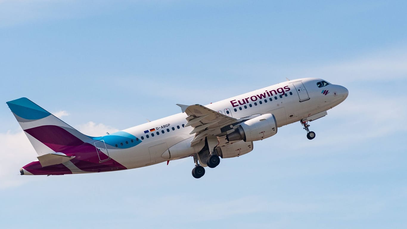 Eine Maschine von Eurowings (Archivbild): Erneut konnte ein Flieger nicht in Berlin landen.