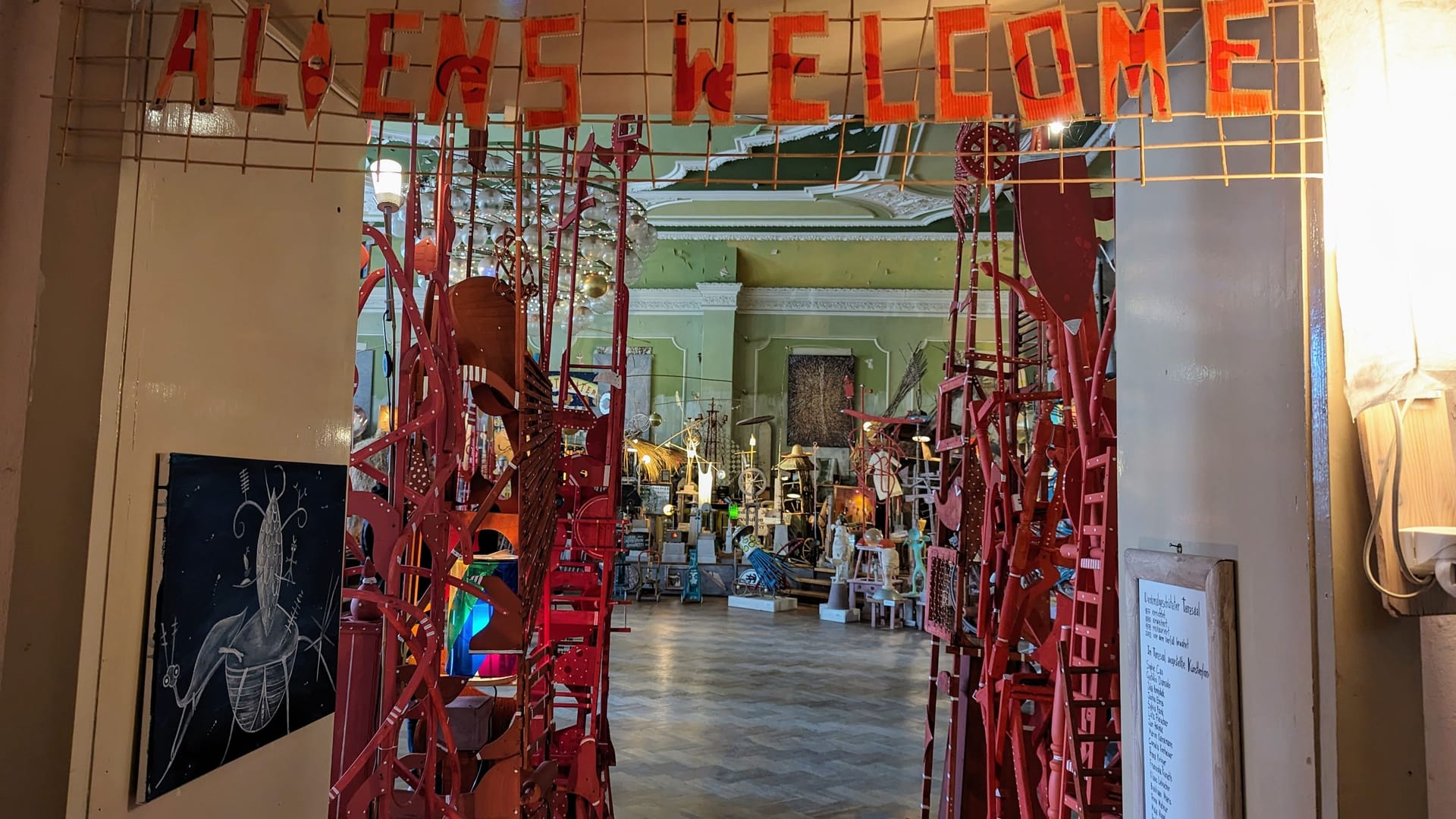 Blick in die oberste Etage des Lügenmuseums: Zu den Unterstützern des Museums zählen auch prominente Besucher, wie ein Dresdner Tatort-Star.