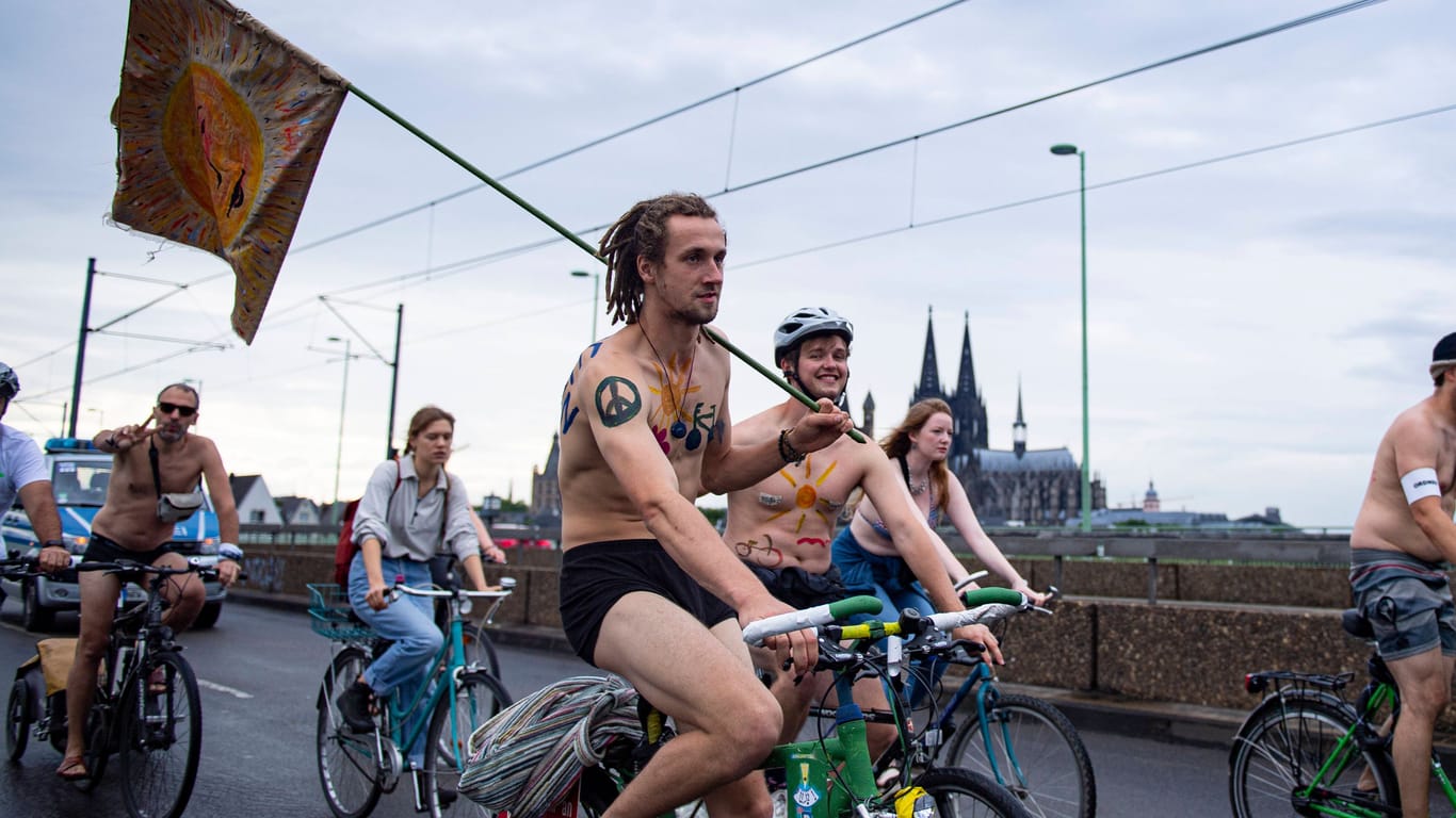 Cologne Naked Bike Ride 2020 (Archivbild): Demonstranten fahren durch die Stadt über die Deutzer Brücke.