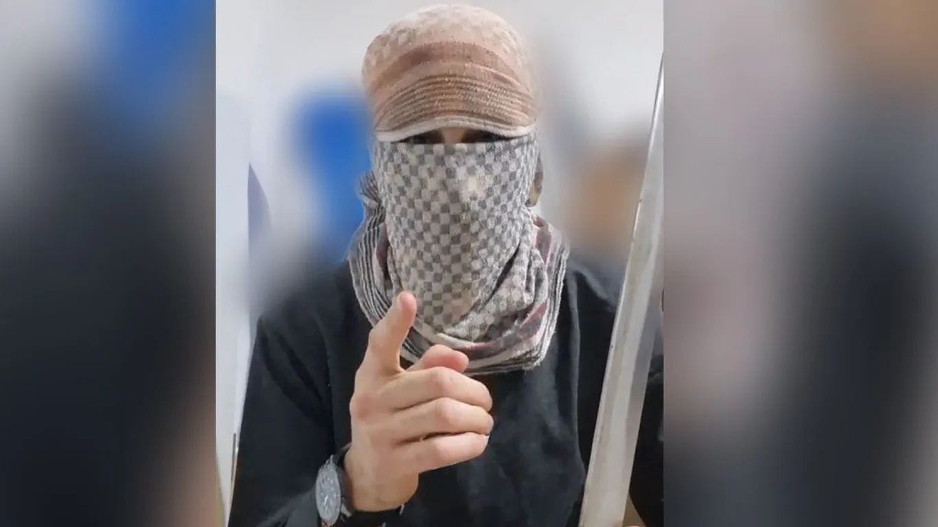 Die Terrormiliz "Islamischer Staat" hat ein Foto veröffentlicht, das den mutmaßlichen Täter von Solingen zeigen soll.