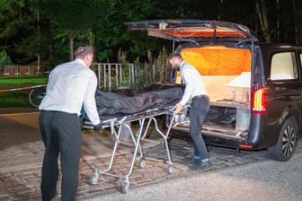 Abtransport eines Leichnams am Bahnhof Billstedt: Die Hintergründe der Attacke waren zunächst unklar.