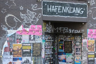 Der Eingang des Hafenklang (Archivbild): Das Lokal hat sich zu einem "unverzichtbaren Musik-Club entwickelt für Menschen, die es auch mal etwas ungewöhnlicher mögen".