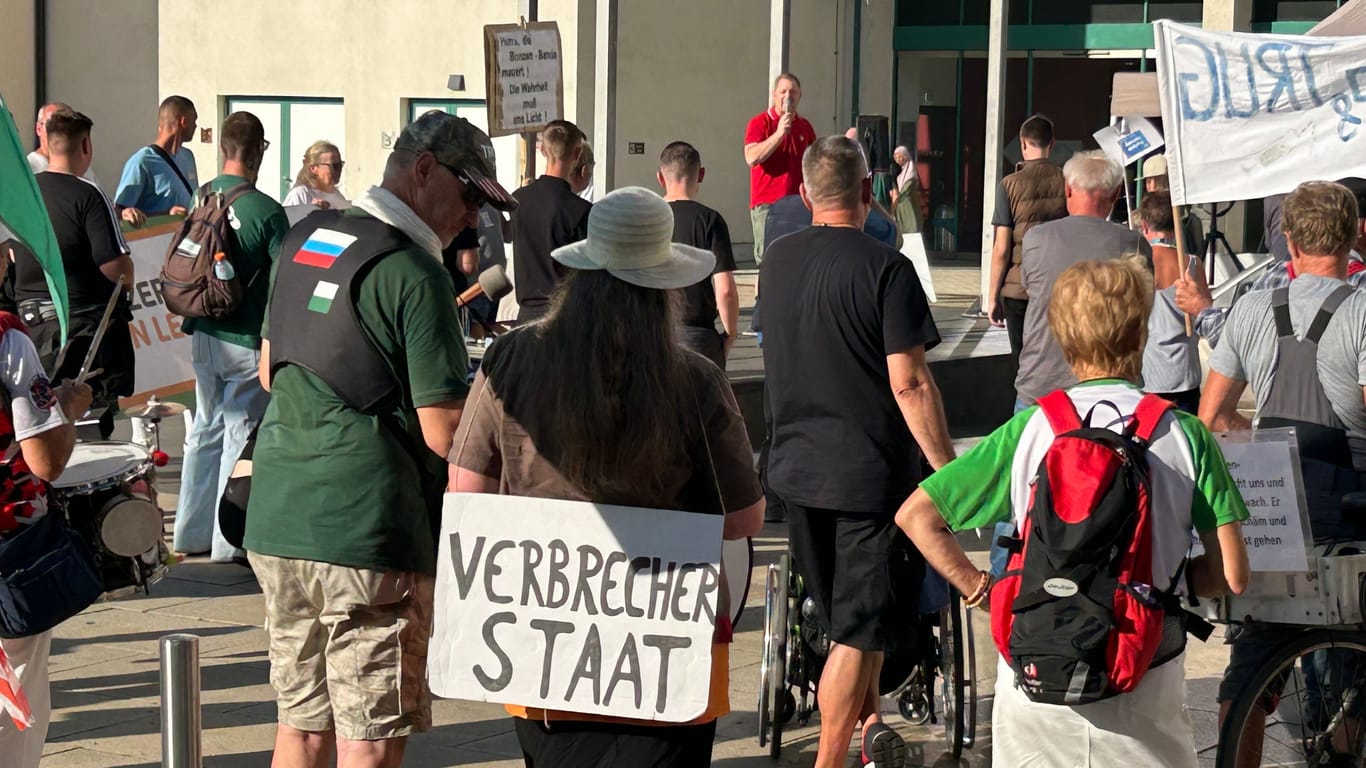 Protestaktion der rechtsextremen "Freien Sachsen" vor einem gemeinsamen Bürgerdialog von Petra Köpping und Karl Lauterbach in Chemnitz.