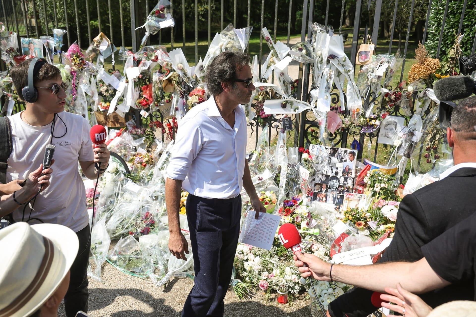 Frankreich, Douchy: Der Sohn des französischen Schauspielers Alain Delon, Anthony Delon, bei der Trauerfeier seines Vaters.