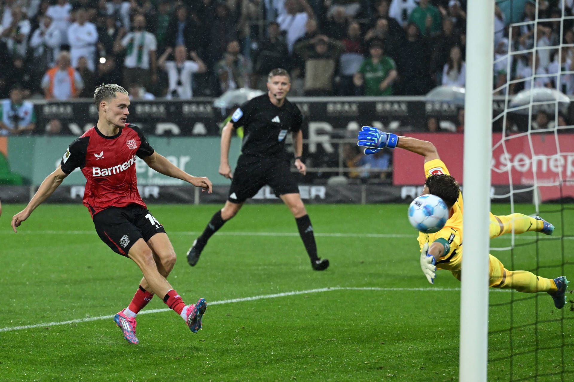 Florian Wirtz gegen Jonas Omlin (r.): Obwohl der Gladbacher Keeper den Strafstoß parierte, konnte der deutsche Nationalspieler im Nachschuss treffen.