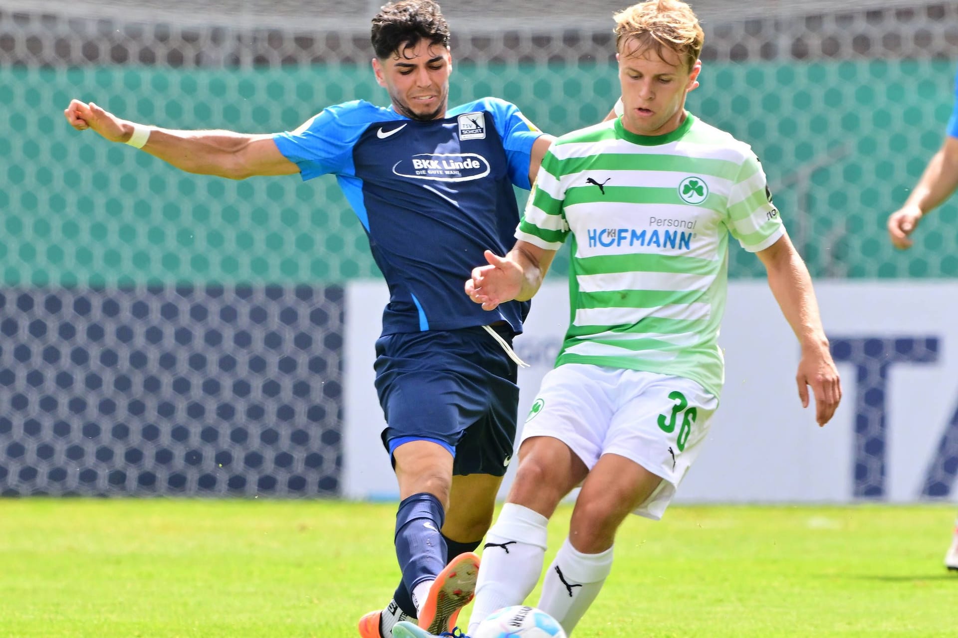 Da war er noch dabei: Étienne Portmann (li.) im Spiel gegen Fürth.