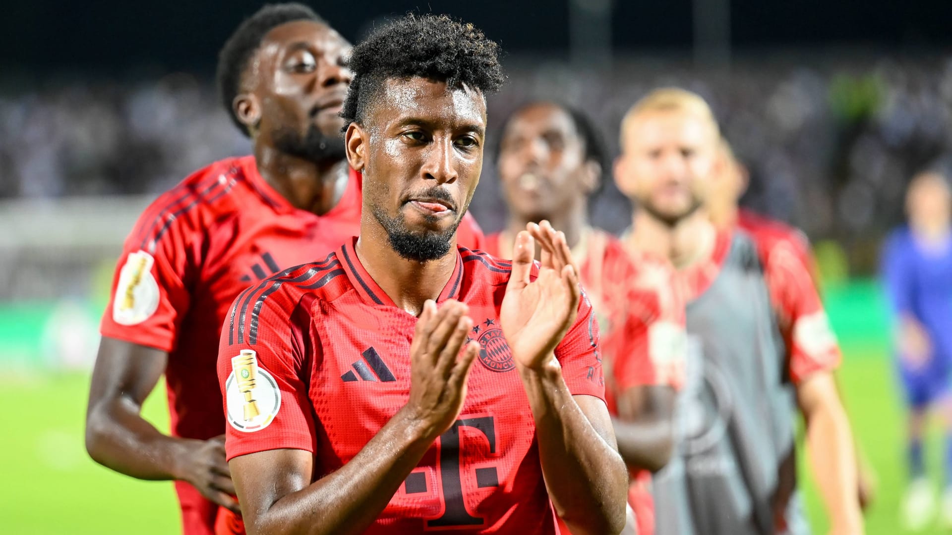 Kingsley Coman (vorn) und Alphonso Davies applaudieren den Fans: Der FC Bayern besiegte den SSV Ulm im Pokal.