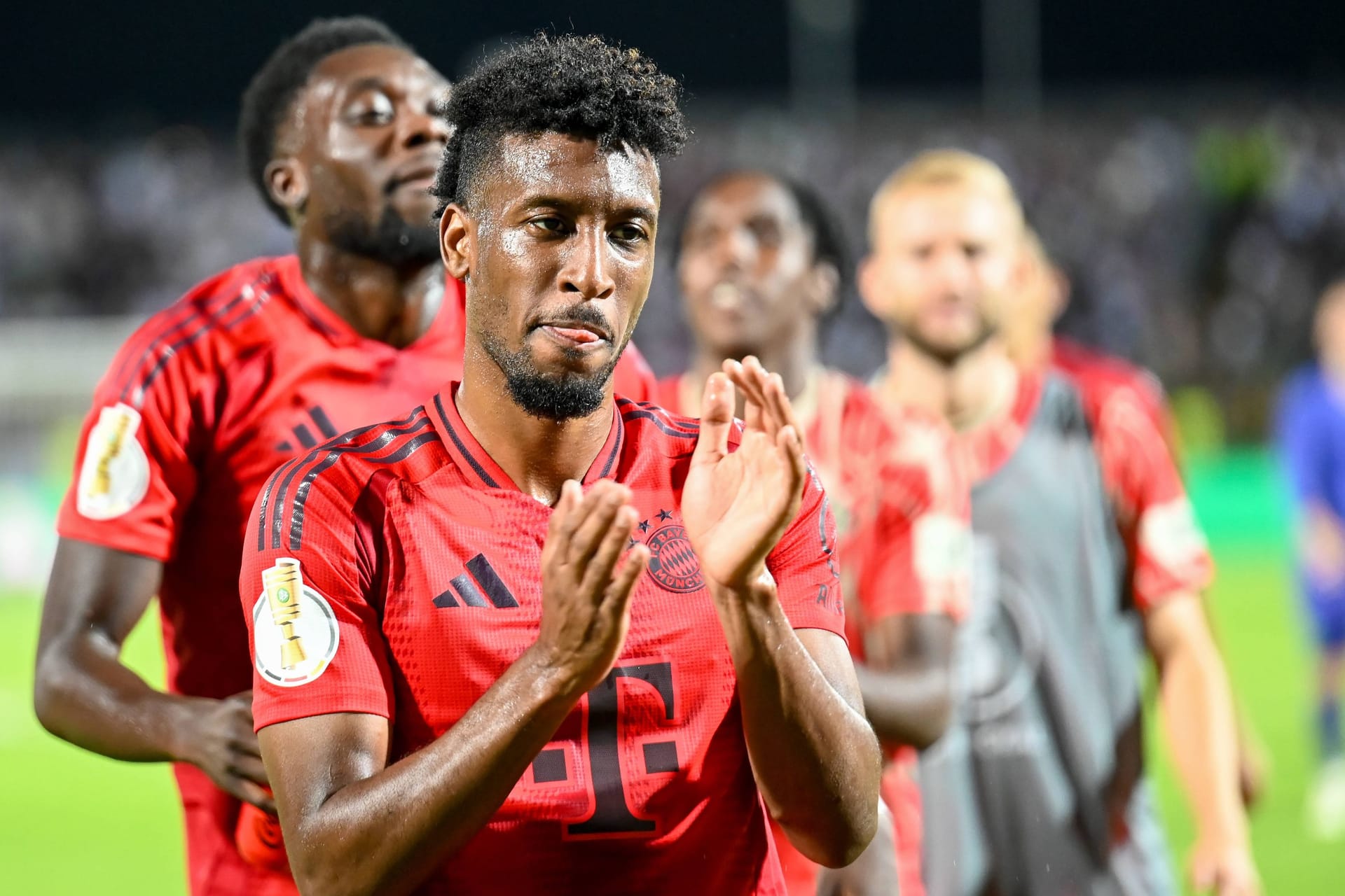 Kingsley Coman (vorn) und Alphonso Davies applaudieren den Fans: Der FC Bayern besiegte den SSV Ulm im Pokal.