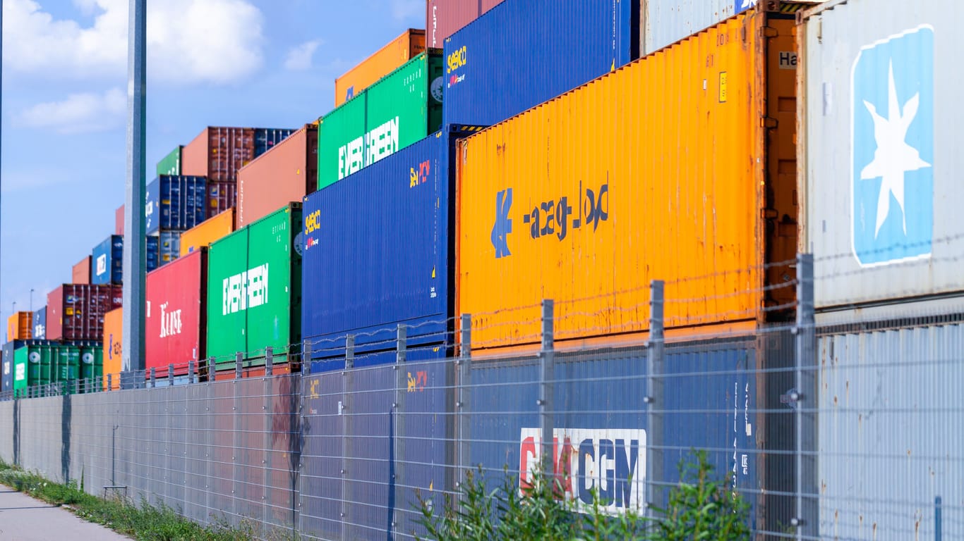 Container stehen auf dem Gelände des Nürnberger Hafens (Archivbild): Die Täter schlugen bei Nacht zu.