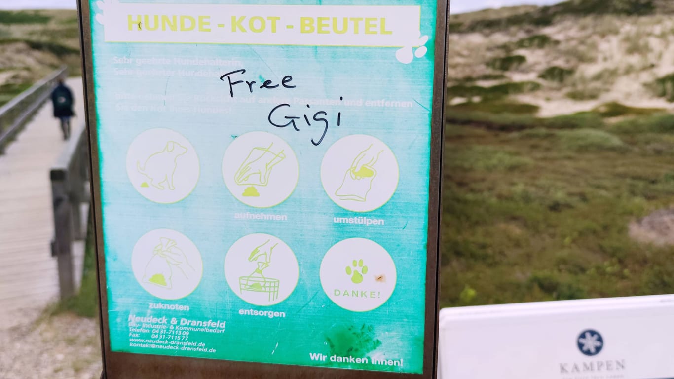 "Free Gigi" steht auf einem Schild in Kampen auf Sylt: Der rassistische Vorfall machte bundesweit Schlagzeilen - in der Region Hannover hat er keine Konsequenzen.